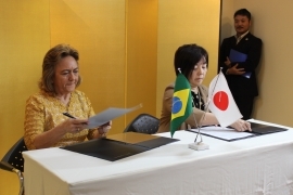 Ato da Assinatura entre a cônsul-geral e a presidente da APAE de Itacoatiara