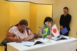 Ato da Assinatura entre a cônsul-geral e a presidente da APMC da Escola Estadual