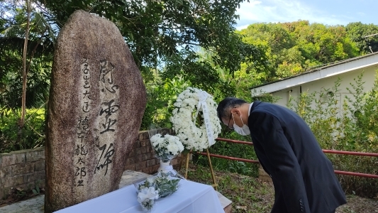 慰霊碑に献花する総領事
